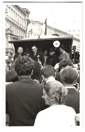 20 Fotografien unbekannter Fotograf, Ansicht Wien, Strassenbahn & Autos bei einem Volksfest in der Innenstadt