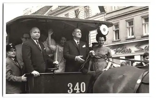 20 Fotografien unbekannter Fotograf, Ansicht Wien, Strassenbahn & Autos bei einem Volksfest in der Innenstadt