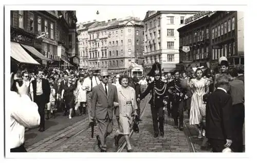 20 Fotografien unbekannter Fotograf, Ansicht Wien, Strassenbahn & Autos bei einem Volksfest in der Innenstadt