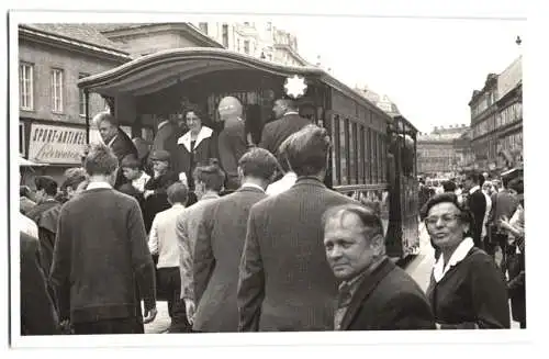 20 Fotografien unbekannter Fotograf, Ansicht Wien, Strassenbahn & Autos bei einem Volksfest in der Innenstadt