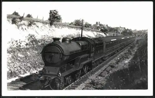 Fotografie britische Eisenbahn LNER, Personenzug mit Dampflok, Tender-Lokomotive Nr. 5507