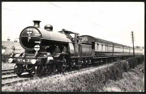 Fotografie britische Eisenbahn, Personenzug mit Dampflok, Tender-Lokomotive Nr. 38 bei Mitcham