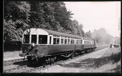 Fotografie britische Eisenbahn, Personenzug mit Dampflok, Lokomotive