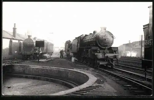 Fotografie britische Eisenbahn, Dampflok, Tender-Lokomotive Nr. 61261 nebst Drehscheibe & Gleisanlagen