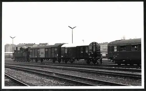 Fotografie unbekannter Fotograf, Ansicht Wien, ÖBB österreichische Eisenbahn, Dampflok, Rangierlok koppelt Waggon's an