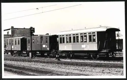 Fotografie österreichische Eisenbahn ÖBB, Passagier-Waggon's auf einem Abstellgleis