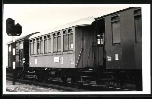 Fotografie österreichische Eisenbahn ÖBB, Passagier - und Güterwaggon