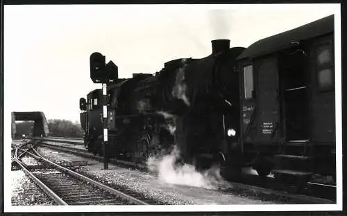 Fotografie österreichische Eisenbahn ÖBB, Dampflok, Tender-Lokomotive Baureihe 52 schiebt Güterwaggon