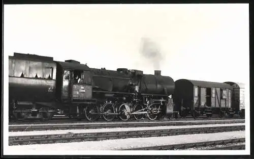 Fotografie österreichische Eisenbahn ÖBB, Güterzug mit Dampflok, Tender-Lokomotive Nr. 52.6980