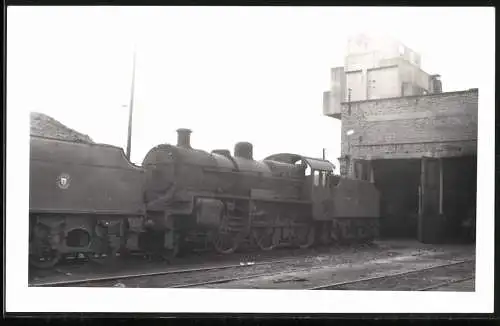 Fotografie unbekannter Fotograf, Ansicht Wien, ÖBB österreichische Eisenbahn, Dampflok, Tender-Lokomotive & Kohlenschütt