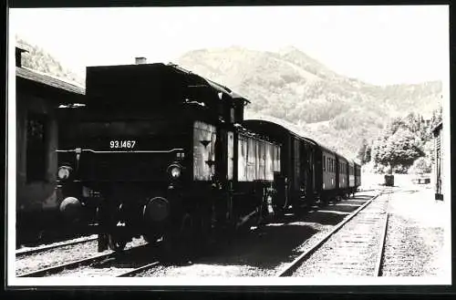 Fotografie österreichische Eisenbahn ÖBB, Zug mit Dampflok, Lokomotive Nr. 93.1467 im Bahnhof