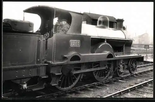 Fotografie britische Eisenbahn, Dampflok, Tender-Lokomotive Invincible Nr. 1257