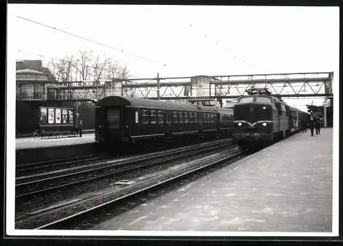 Fotografie unbekannter Fotograf, Ansicht Arnheim, Eisenbahn NiederlandePersonenzug mit E-Lokomotive Triebwagen Nr. 1219