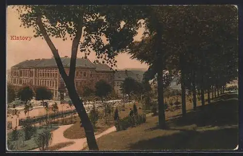 AK Klatovy, Partie im Park mit Blick auf grosses Gebäude