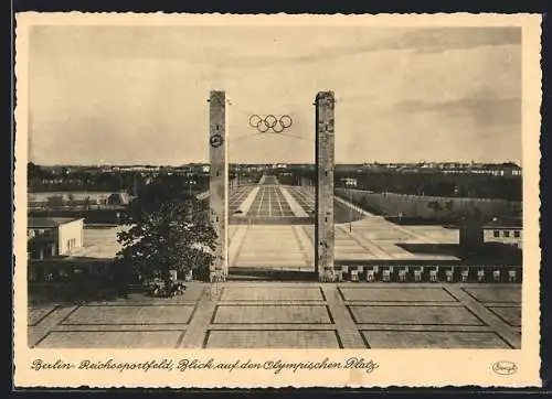 Foto-AK Berlin, Reichssportfeld, Blick auf den olympischen Platz