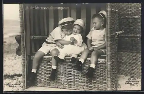 AK Die drei Söhne des Kronprinzen Wilhelm von Preussen sitzen im Strandkorb