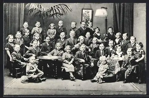 AK Schäfer`s Märchenstadt Liliput, Gruppenfoto der Liliputaner