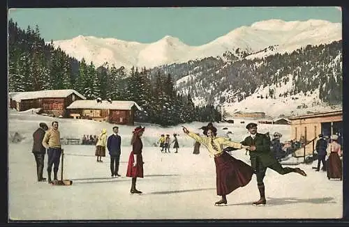 AK Schlittschuhläufer auf einer Eisbahn in den Bergen