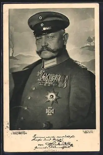 AK Paul von Hindenburg mit zahlreichen Orden und Schirmkappe