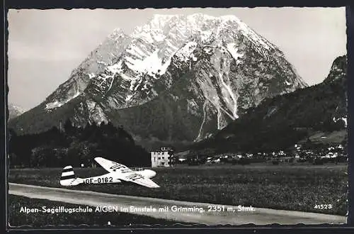 AK Aigen im Ennstale, Alpen-Segelflugschule, Segelflieger neben der Landebahn