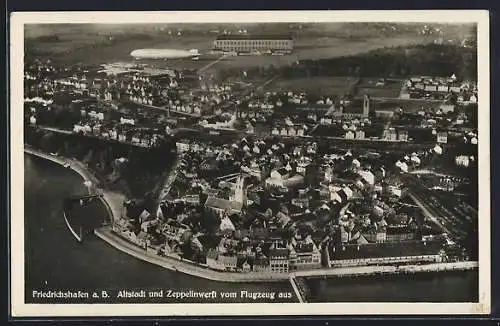 AK Friedrichshafen a. B., Altstadt und Zeppelinwerft vom Flugzeug aus, Zeppelin