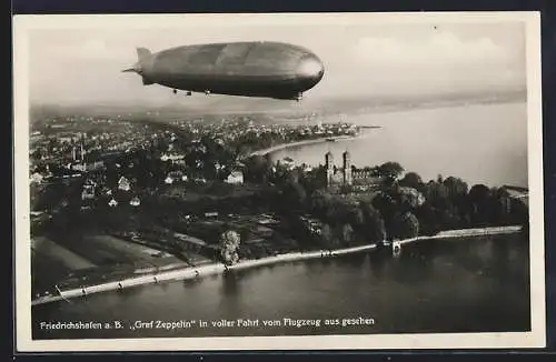 AK Friedrichshafen a. B., Graf Zeppelin in voller Frahrt vom Flugzeug aus gesehen