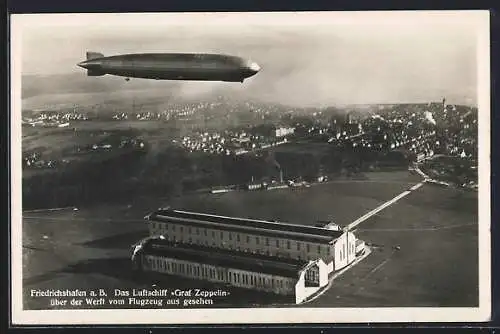 AK Friedrichshafen a. B., Luftschiff Graf Zeppelin über der Werft