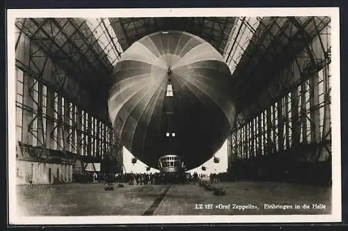 AK Friedrichshafen, Luftschiff LZ 127 Graf Zeppelin beim Einbringen in die Halle, Innenansicht der Luftschiffhalle