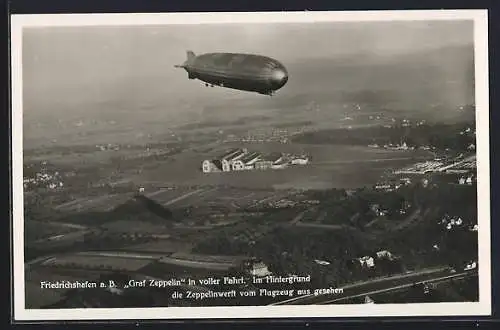 AK Friedrichshafen, Graf Zeppelin in voller Fahrt, im Hintergrund die Zeppelinwerft vom Flugzeug aus gesehen