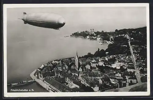 AK Friedrichshafen, Zeppelin im Flug über der Stadt