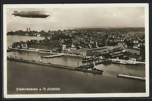 AK Friedrichshafen a. B., Totalansicht mit Zeppelin Luftschiff