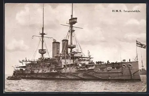 AK Kriegsschiff HMS Irressistible mit paradierenden Matrosen an Deck