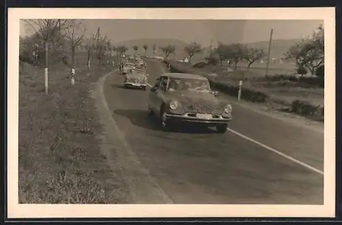 AK Citroen-Auto im Korso auf der Landstrasse