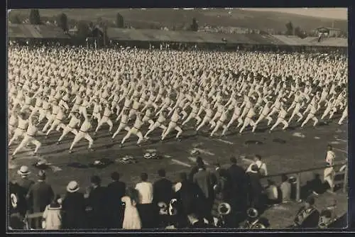 Foto-AK Massen von Turnern auf einem Feld beim synchronen Sport