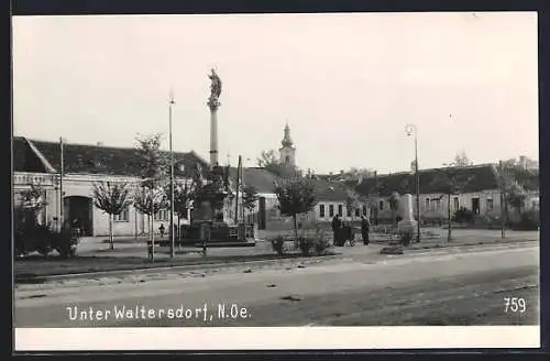 AK Unter Waltersdorf /N. Oe., Strassenpartie mit Denkmal