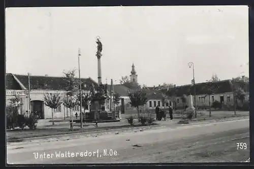 AK Unter Waltersdorf /N. Oe., Strassenpartie mit Denkmal