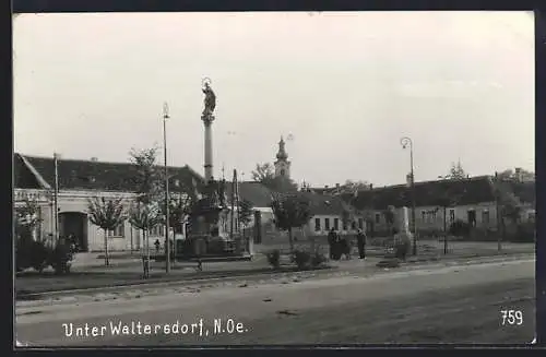 AK Unter Waltersdorf /N. Oe., Strassenpartie mit Denkmal