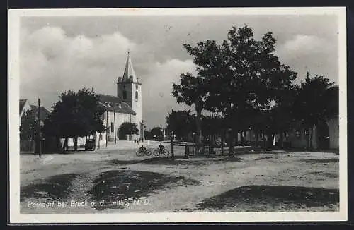 AK Parndorf bei Bruck, Platz mit Kirche