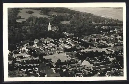 AK Halbturn /N. D., Teilansicht mit Kirche und Strassenpartie, Fliegeraufnahme