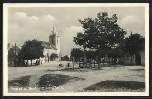 AK Parndorf bei Bruck, Platz mit Kirche