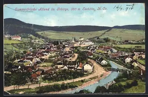 AK Alland im Gebirge, Ortsansicht mit Bergpanorama