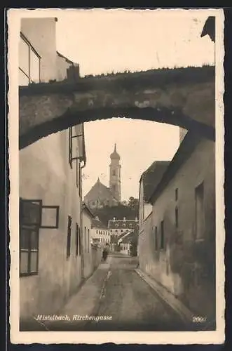 AK Mistelbach /N.-Oe., Strasse Kirchengasse mit Kirche durch Tor