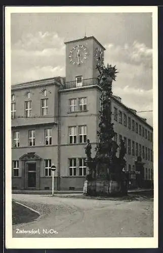 AK Zistersdorf, Strassenpartie mit Denkmal