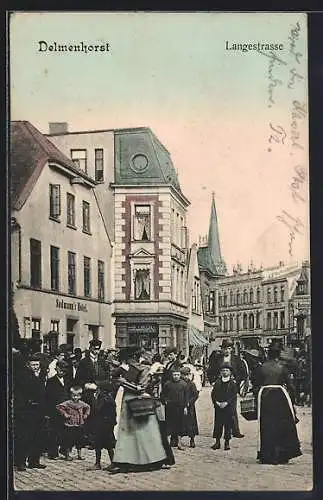 AK Delmenhorst, Langestrasse mit Sudmanns Hotel, Kirchturm, Versammlung