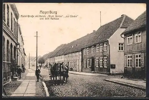 AK Meyenburg / Prignitz, Markt-Strasse mit Hotel Stadt Berlin und Hotel zur Glocke, Rathaus