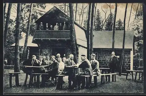 AK Lambrecht /Pfalz, Schutzhütte am Lambrechtskreuz, Gäste im Garten