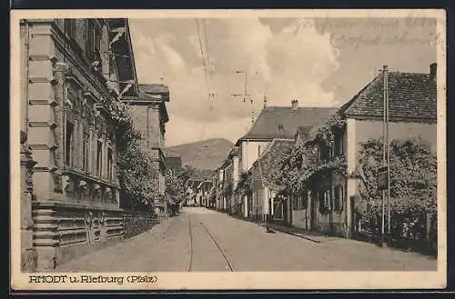 AK Rhodt u. Rietburg, Strassenpartie mit Blick zum Berg