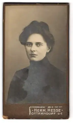 Fotografie Herm. Hesse, Otterndorf, Porträt einer Frau mit hochgestecktem Haar