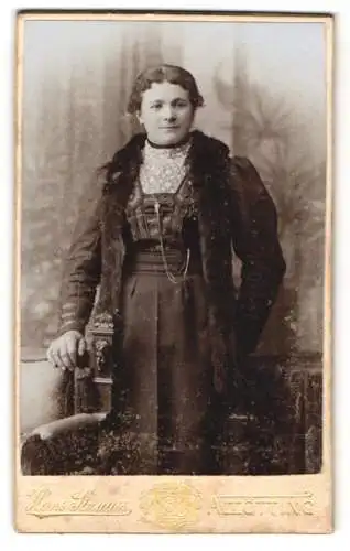 Fotografie Hans Strauss, Altötting, Schlotthammerstr. 1, Porträt einer Frau im eleganten Kleid