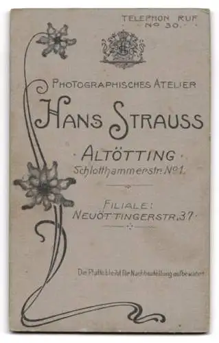 Fotografie Hans Strauss, Altötting, Schlotthammerstrasse 1, Porträt einer Frau an einem kunstvollen Stuhl